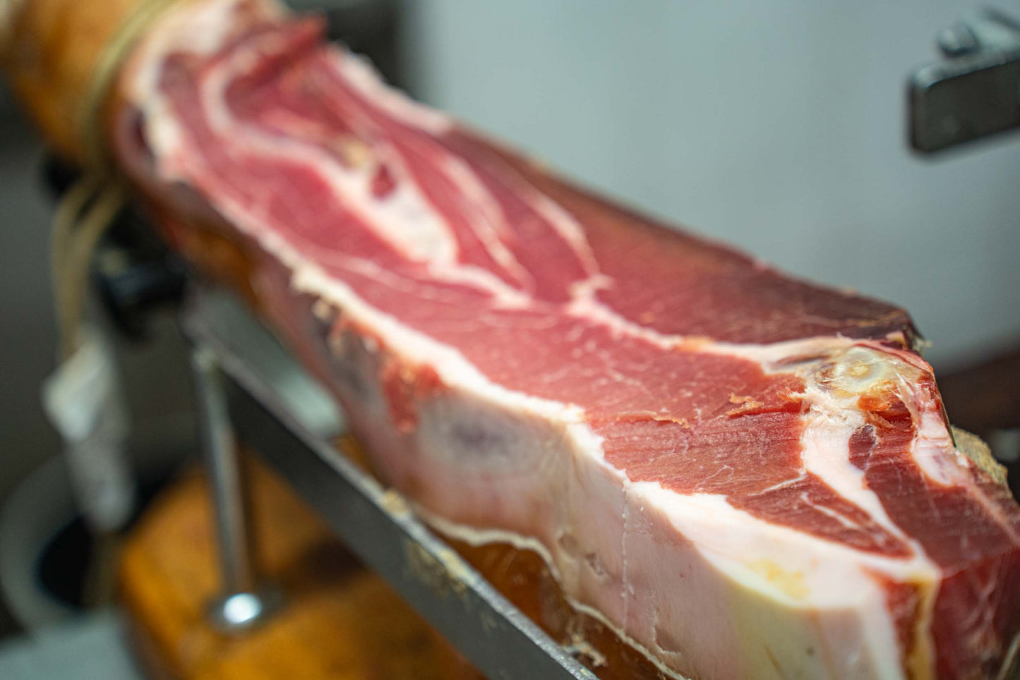 Prosciutto crudo umbro tagliato al coltello sottovuoto — Lu Pizzicarolo, Papigno