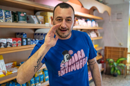T-shirt Squadra Antimuffo blu — merchandise Lu Pizzicarolo